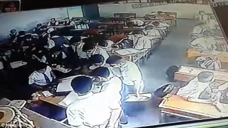 Mësuesi mizor rrah brutalisht dhjetëvjeçarin (Video, +18)