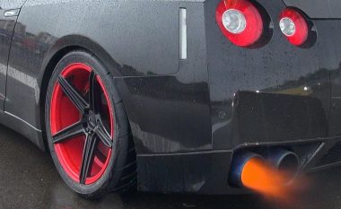 Nissan GT-R me 1,500 kuaj fuqi: Nxjerrë flakë dhe lëshon zë të mahnitshëm (Video)