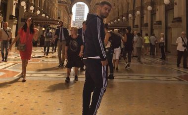 Noizy pret flokët, fansat e presin jashtë (Video)