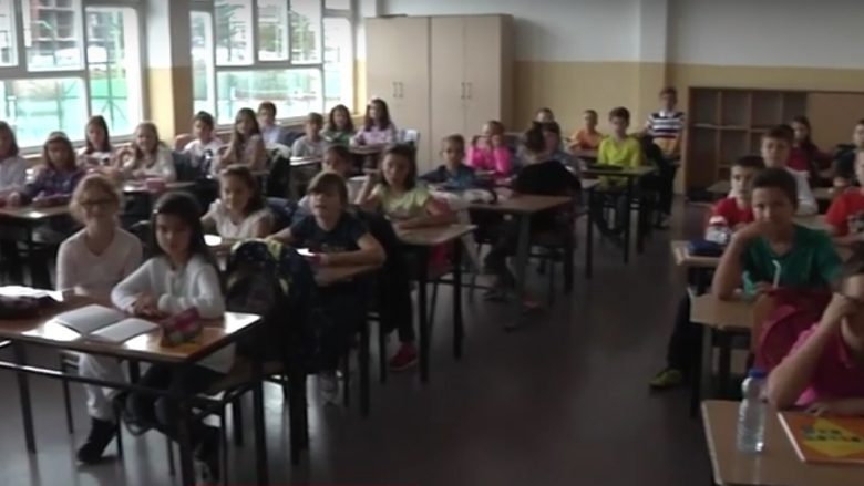Në një shkollë të Prishtinës, 44 nxënës janë në një klasë (Video)