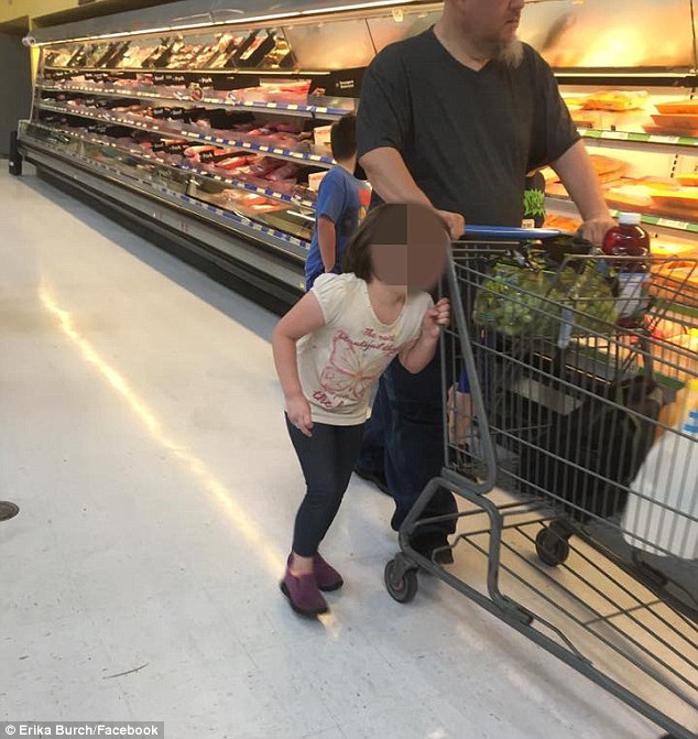 Në kërkim të babait që tërhiqte vajzën për flokësh nëpër supermarket foto 2