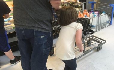 Në kërkim të babait që tërhiqte vajzën për flokësh nëpër supermarket (Foto)