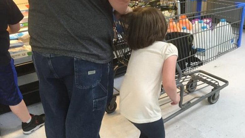 Në kërkim të babait që tërhiqte vajzën për flokësh nëpër supermarket (Foto)