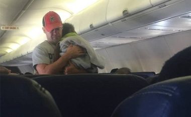 Në kërkim të heroit që qetësoi fëmijën gjatë fluturimit me aeroplan (Foto)