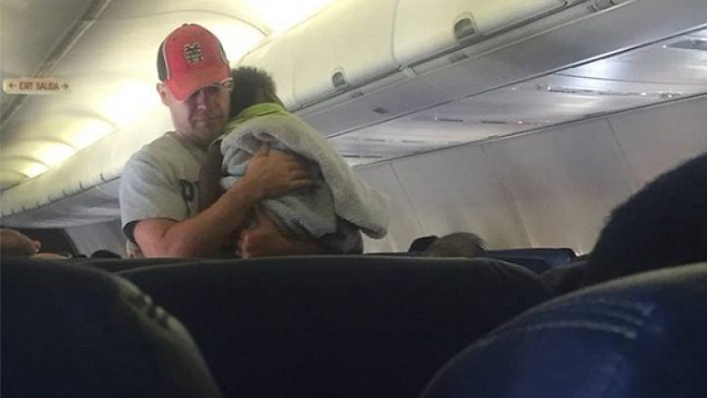 Në kërkim të heroit që qetësoi fëmijën gjatë fluturimit me aeroplan (Foto)