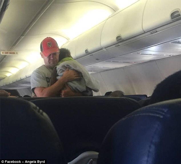 Në kërkim të heroit që qetësoi një fëmijë gjatë fluturimit me aeroplan foto