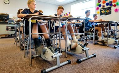 Në përpjekje që të shtohet koncentrimi, nxënësve iu vendosën pedale poshtë tavolinës (Foto)