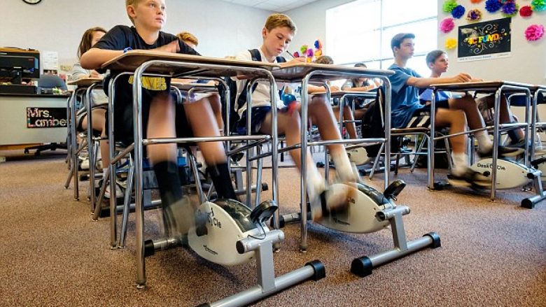 Në përpjekje që të shtohet koncentrimi, nxënësve iu vendosën pedale poshtë tavolinës (Foto)