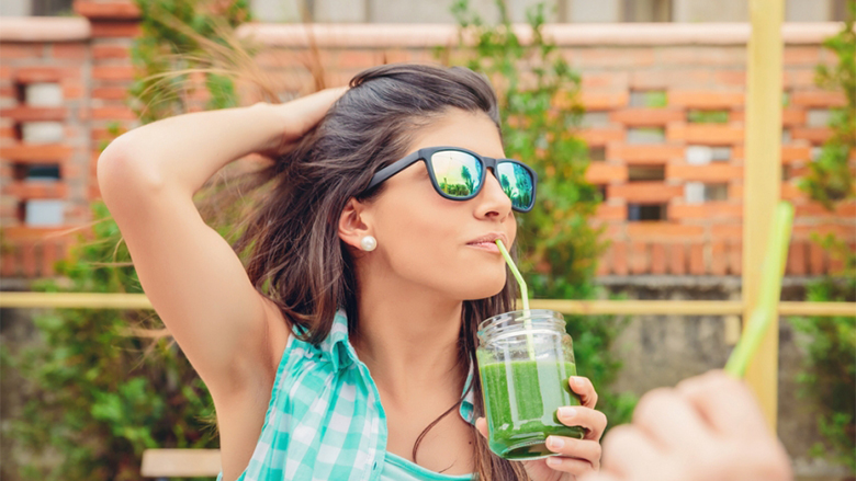Pija e cila alkalizon trupin: Për dukje rinore, preventivë kanceri dhe energji tërë ditën!