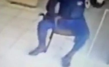 Polici qëllon veten në këmbë, teksa provonte armën e mbushur (Video)
