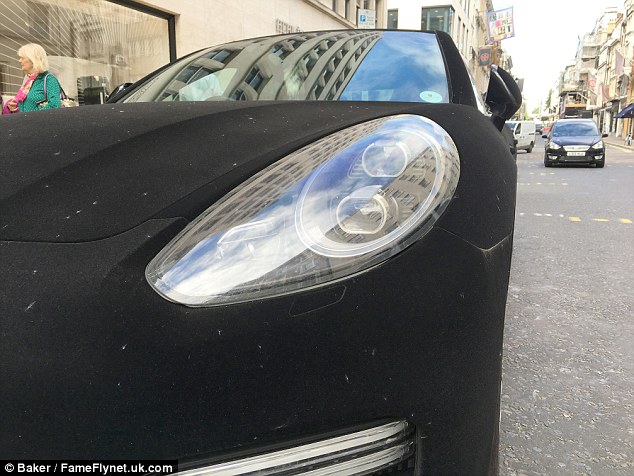 Porsche Panamera i mbuluar me material që duket si kadife e ka nje problem te madh foto 4
