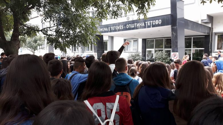 Protestojnë nxënësit para Komunës së Tetovës (Foto)