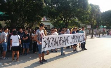 Protestojnë gjimnazistët maqedonas para Komunës së Tetovës (Foto/Video)