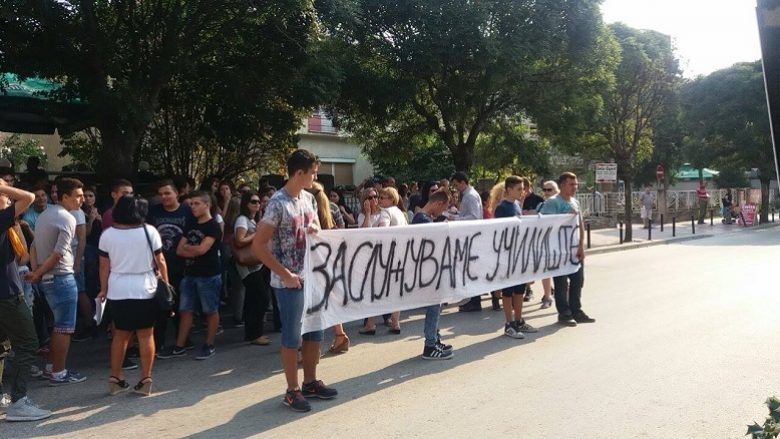 Protestojnë gjimnazistët maqedonas para Komunës së Tetovës (Foto/Video)