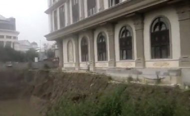 Si pasojë e shiut në qendër të Shkupit rënohet toka në afërsi të një ndërtese (Foto/Video)