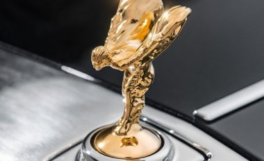 Rolls-Royce Wraith, i mbuluar me ngjyrë të verdhë ari dhe tavan me diamante (Foto)