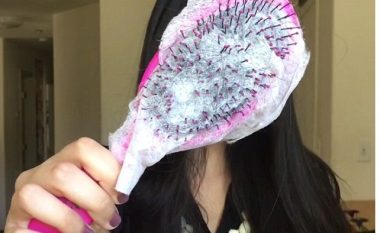 Truku i thjeshtë që parandalon ngjitjen e flokëve në furçë (Video)