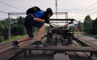 Sfidon jetën duke udhëtuar sipër trenit që lëvizë me shpejtësinë prej 240 kilometrave në orë (Video)