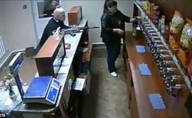 Me “kallashnikov” për të vjedhur birrë: Ballafaqimi i shitëses fatkeqe, me burrin e “armatosur” (Video)