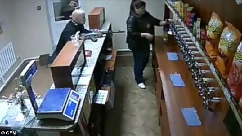 Me “kallashnikov” për të vjedhur birrë: Ballafaqimi i shitëses fatkeqe, me burrin e “armatosur” (Video)