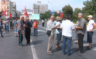 Përplasje verbale në mes të punëtorëve dhe menaxhmentit të shkritores MZT në Shkup