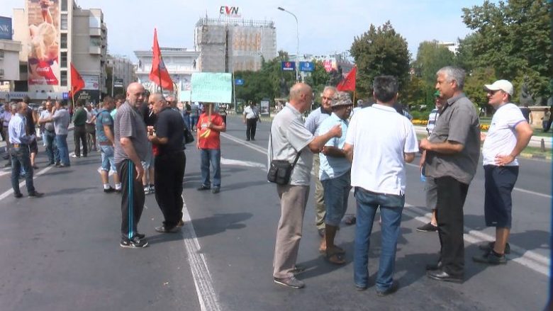 Përplasje verbale në mes të punëtorëve dhe menaxhmentit të shkritores MZT në Shkup