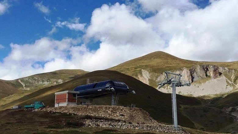 Vazhdojnë punimet për teleferikun e ri në Kodrën e Diellit (Foto)