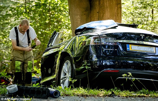 Tesla që po lëvizte me auto pilot eshte perplasur dhe i ka shkaktuar pasoja fatale shoferit foto 2