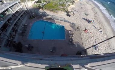 Turisti hyn në hotelin fqinj: Kërcen në pishinë nga tarraca dhe largohet me vrap (Video)
