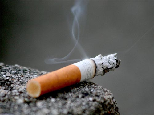 Nuk zbatohet Ligji për Kontrollin e Duhanit, shkelet edhe nga institucionet publike