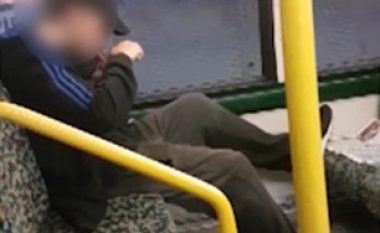 Udhëtari konsumon drogë gjatë udhëtimit me autobus (Video)