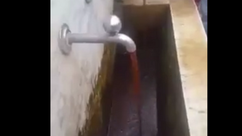 Pas tërmetit, në Studeniçan të Shkupit rrjedh ujë i kuq (Video)