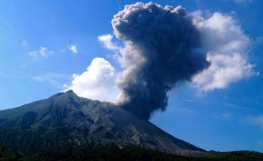 Vullkani japonez Sakurajima afër shpërthimit