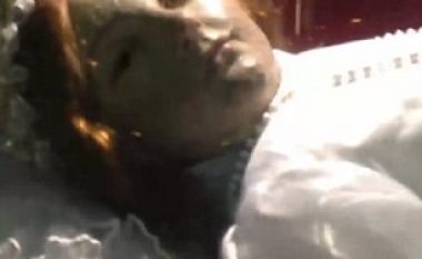 Vajza e vdekur para 300 vitesh hapi sytë para turistëve (Video)