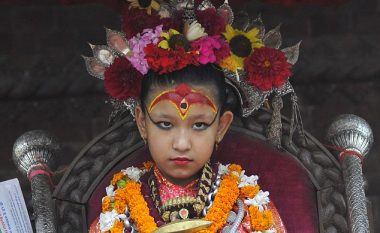 Edhe kryeministri asaj i përulet: Vajza shtatëvjeçare – perëndesha e gjallë e Nepalit! (Foto)
