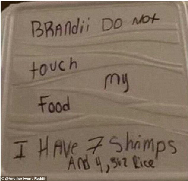 Vendosë shënim të detajuar që mos ti marrin ushqimin nga frigoriferi foto 2