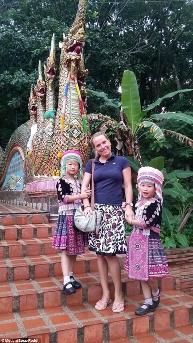 Vogëlushet me veshje tradicionale vjedhin nga turistet me te cilet fotografohen foto 2