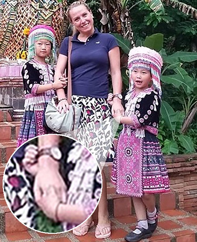 Vogëlushet me veshje tradicionale vjedhin nga turistet me te cilet fotografohen foto 3