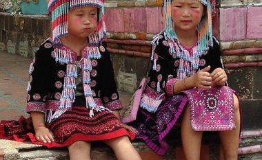 Vogëlushet me veshje tradicionale, vjedhin nga turistët me të cilët fotografohen (Foto)