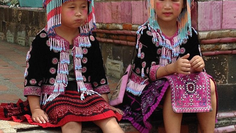 Vogëlushet me veshje tradicionale, vjedhin nga turistët me të cilët fotografohen (Foto)