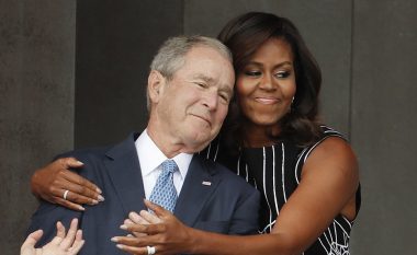 Zonja e parë përqafon ish-presidentin, në rrjetet sociale “pëlcet” humori (Foto)