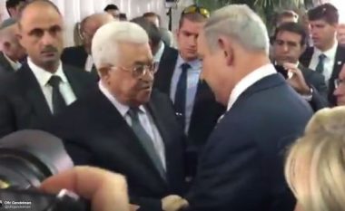 Peres “kontribuon” edhe pas vdekjes: Netanyahu dhe Abbas shtrëngojnë duart pas gjashtë vitesh (Video)