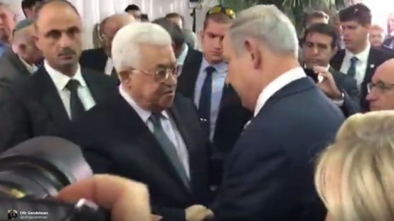 Peres “kontribuon” edhe pas vdekjes: Netanyahu dhe Abbas shtrëngojnë duart pas gjashtë vitesh (Video)