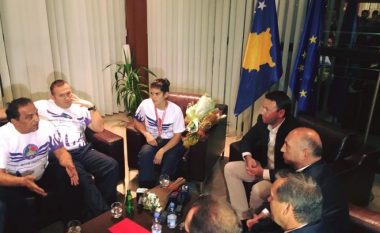 Donjeta Sadiku në aeroportin e Prishtinës e prit ministri Abrashi