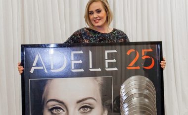 Shpërblehet Adele, arrin një rekord shitjesh të albumeve