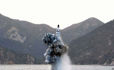 Koreja Veriore i ka lansuar tri raketa balistike
