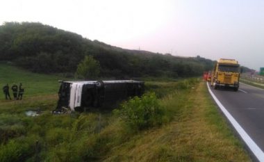 Autobusi i linjës Athinë-Tiranë del nga rruga, 30 të lënduar