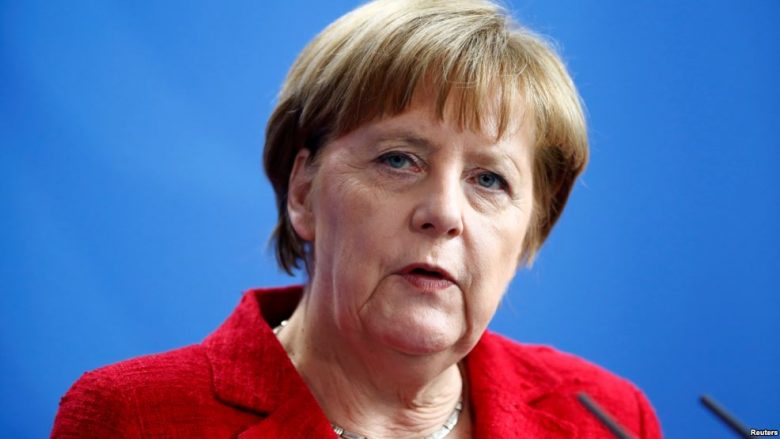 Merkel mohon se ka përplasje me pasardhësen e saj