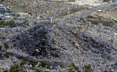 Dita më e shënuar e Haxhit, myslimanët ngjiten në malin Arafat