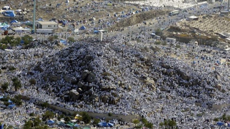 Dita më e shënuar e Haxhit, myslimanët ngjiten në malin Arafat